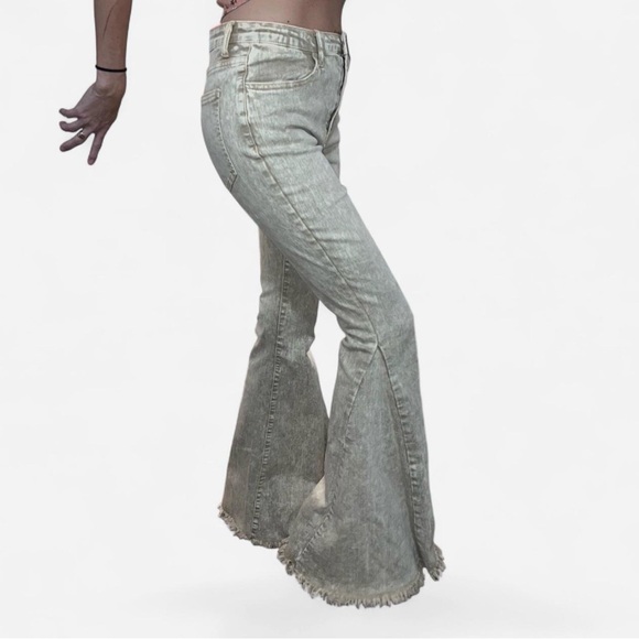 Sunland 17 Frayed Hem Tan Washed Flare Jeans (LONG!!) Size M - Picture 2 of 9